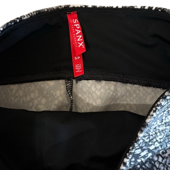 NWOT SPANX Faux Leather Grey Snakeskin Shine Leggings Size Small - Picture 7 of 9